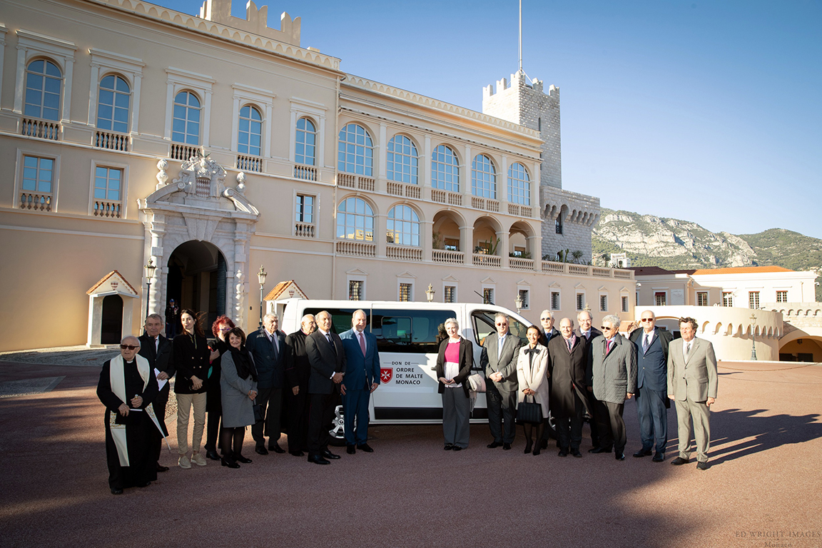 Un Minibus offert à la Direction de l’Action et de l’Aide Sociales